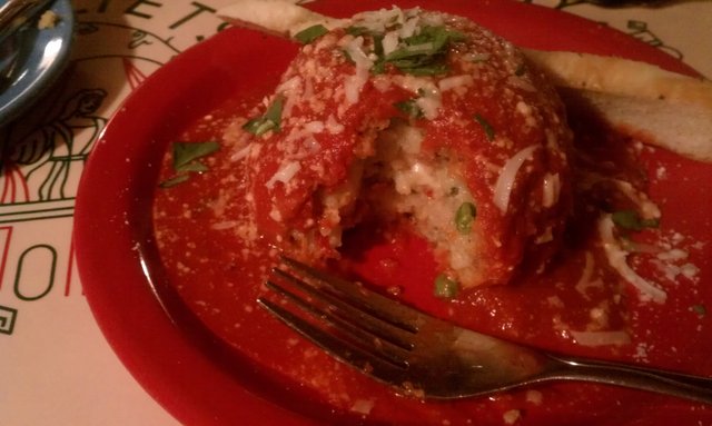 Arancini (Italian sausage, peas, mozzarella, rissotto).