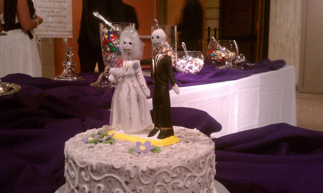 In contrast to my sketch, this is how the bride and groom represented themselves on the cake.