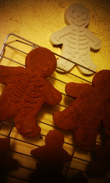 These pepparkakor skeleton men had such potential. At least they all taste the same in the dark.