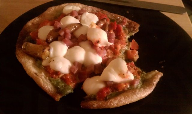 "Wargames" and mini pizzas (pesto, roasted tomatoes & garlic, prosciutto, mozzarella).