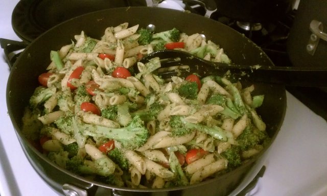 Broccoli, tomatoes, pesto with penne. Wrapping up 2011 with as few dishes as possible.