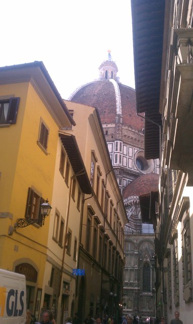 Glimpse of 600-yr-old, 4th largest cathedral, largest masonry dome, in world. (Duomo, Firenze)