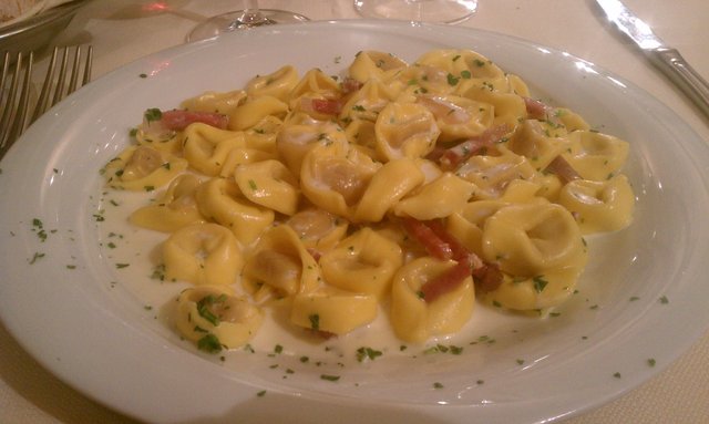 Tortellini panna e prosciutto. (Ristorante Paoli)