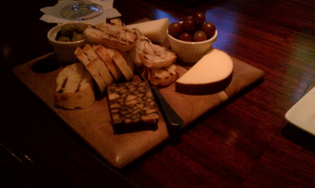 Irish porter derby, smoked gouda, manchego cheese platter.