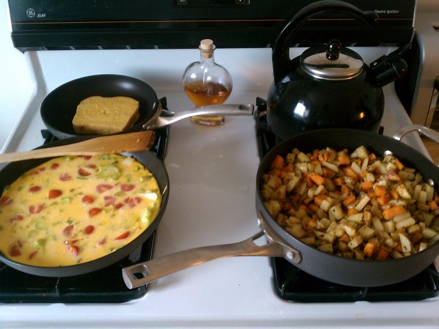 Vanilla cinnamon freedom toast, tomato broccoli shallot frittata, cinnamon white & sweet potato home fries.