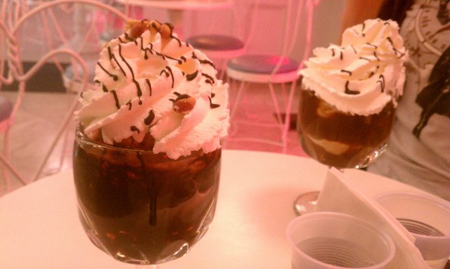 Mexicanos frappe (Mexican sundae); vanilla, peanut butter fudge sundae.