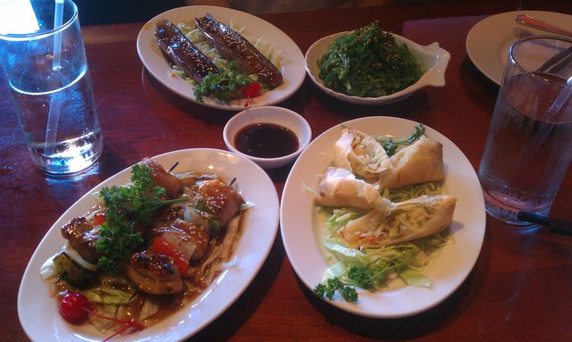 Seaweed salad, harumaki (Japanese spring roll), yakitori (chicken teriyaki), yaki nasu (eggplant, soybean paste).