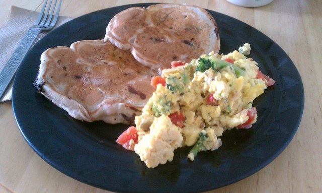 Broccoli, tomato, carmelized shallots, aged cheddar, eggs. Ghirardelli 60% dark chocolate chip buttermilk pancakes.