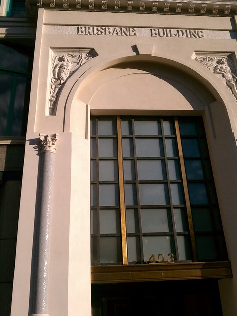 It's hard to see the screen in sunlight. But the entrance to my building looks nice.