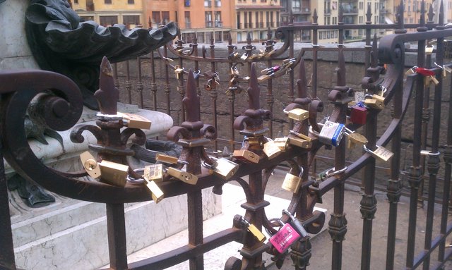 I wonder whose job it is to cut all the locks off the fence. (Ponte Vecchio)