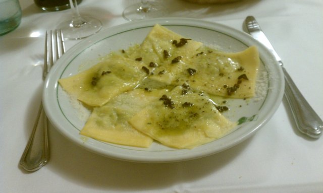 Ravioli di ricotta, burro e salvia.