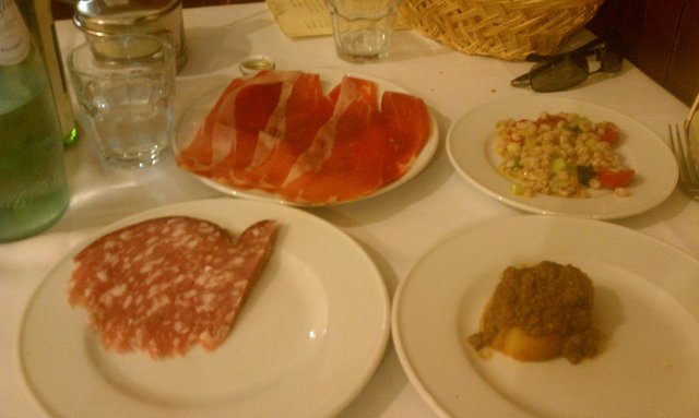 Prosciutto, faro e pomodoro, crostini di fegatini di pollo, sopressata. (Il Latini, Firenze)