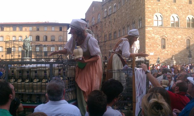 Free wine (by the bottle) from peasant girls! (Piazza della Signoria, Firenze)