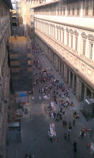 For @thepolo: leaping from 3rd floor is more dangerous escape than grenade blast. (Uffizi, Firenze)