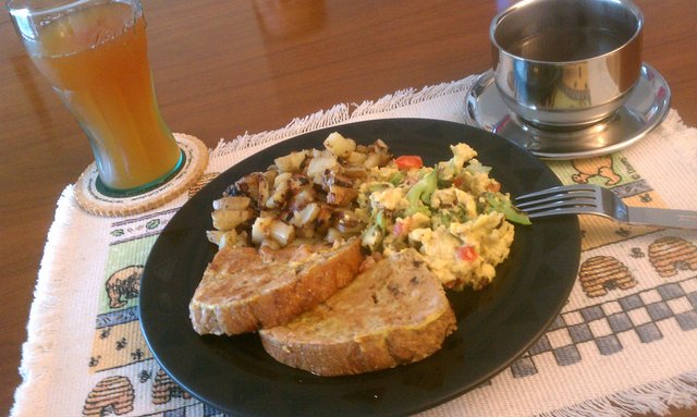 Cinnamon bread, vanilla freedom toast; broccoli, tomato, garlic eggs; cinnamon home fries; cider; espresso.