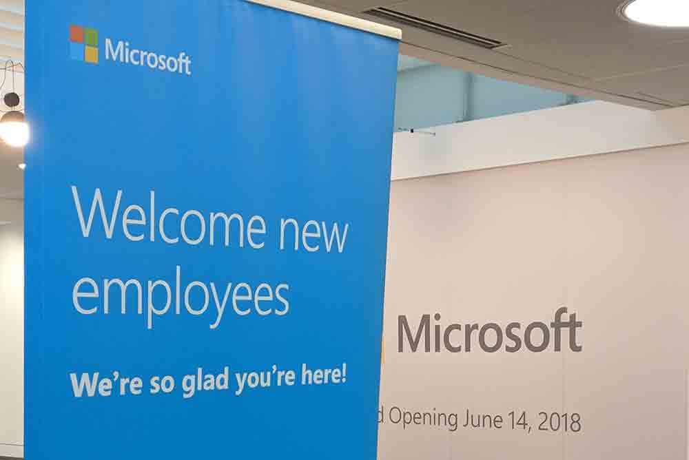 A sign in the Microsoft lobby that says ‘Welcome new employees!’